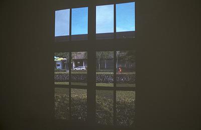 多線創作的首拍：陳昱廷創作研究 53 陳昱廷，〈窗外：這裡原本有扇窗〉，錄像、木頭，12分30秒無限循環、93x120公分，2021。錄像側拍