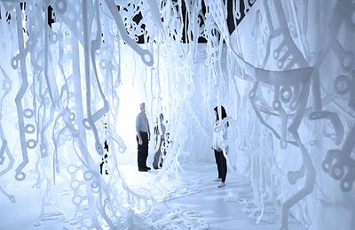 〈神經網路體ll〉作品局部，2016，不織布空氣過濾棉、LED燈、白色壓克力板、白塑膠地板、白木板，660 ×810 ×400 cm。的封面圖