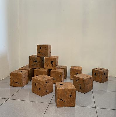 圖142 劉奕堂，〈築〉，雕塑土、墨綠黑斑釉，90×80×54cm，2021的封面圖