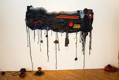 武玉玲，《黑色堆砌》，毛線、苧麻、棉線、絲線等，本體60x300公分，2018，摘自原住民族委員會原住民族文化發展中心