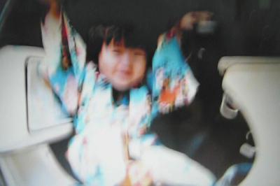 十年後的錯動-我於自家大廳前父親的偉士牌機車上獨照   苗栗卓蘭的封面圖