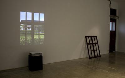 多線創作的首拍：陳昱廷創作研究 52 陳昱廷，〈窗外：這裡原本有扇窗〉，錄像、木頭，12分30秒無限循環、93x120公分，2021。全