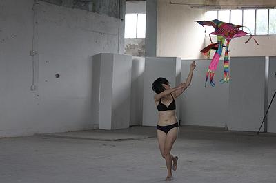 身體座標：當代生活中的身體想像--黃萱創作研究 圖5〈放風箏〉