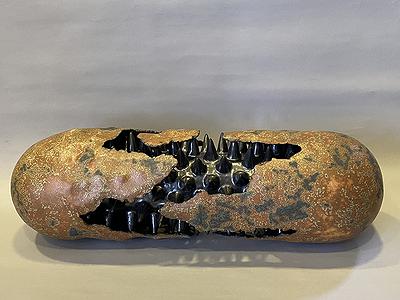 圖121 劉奕堂，〈擘〉，雕塑土、黑色消光釉、墨綠黑斑釉，24×24×72cm，2020