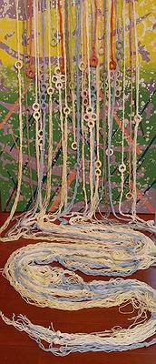 吳淑幸，《繩線引力》系列之三，海洋的旋律，複合媒材，壓克力彩畫布，毛線，紗線，116.5 x 91.5 cm，2022吳淑幸攝影