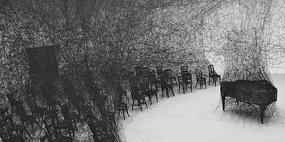 鹽田千春，《無聲》，繩線，鋼琴，座椅，瑞士，伯恩州比爾市，帕斯誇特藝術中心，2008，圖片攝影：Sunhi Mang的封面圖