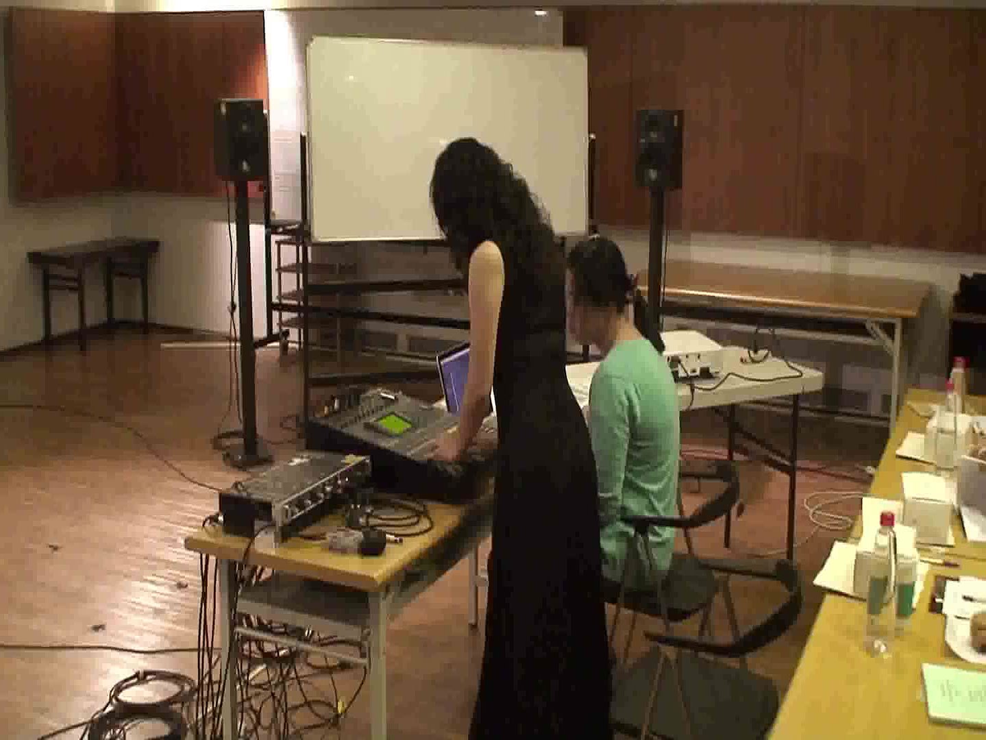 《波動》為現場放送電子音樂