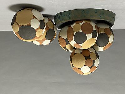 圖160 劉奕堂，〈溢〉，色土、黑色消光釉、墨綠黑斑釉，70×38×36cm，2021