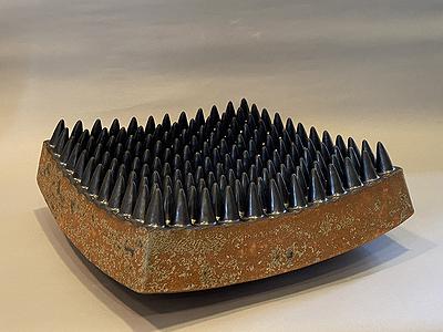 圖96 劉奕堂，〈聚〉，雕塑土、黑色消光釉、墨綠黑斑釉，45×45×15cm，2020