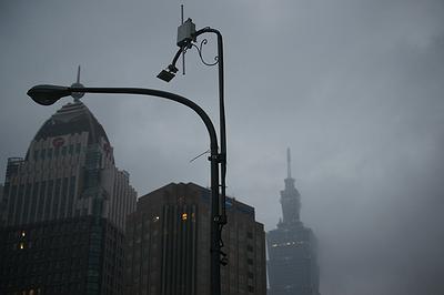 獨立 2012 台北 這是離開家第一個獨自面對的城市，它高傲、忙碌、冷漠的獨自樹立在我眼前，卻是我第一個學習獨立的地方。