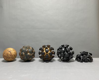 圖127 劉奕堂，〈變〉，雕塑土、黑色消光釉、墨綠黑斑釉，130×22×22cm，2021