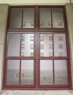 多線創作的首拍：陳昱廷創作研究 49 陳昱廷，〈窗內：這裡原本有扇窗〉，PVC，58x31公分(共24面)，2021。4