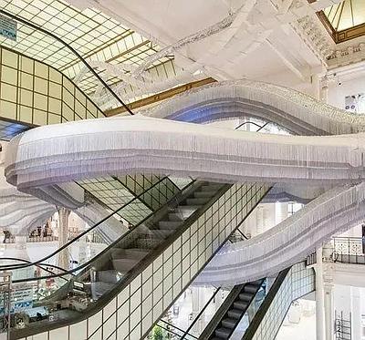 喬安娜瓦斯康塞洛斯，女武神的飛行，布料，填充，毛線等，巴黎蓬馬歇百貨公司，2019，畫面擷取自其個人網站的封面圖