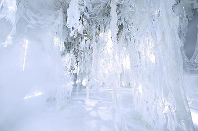 〈層狀空間〉，2017，樹酯、痱子粉LED燈，依場域而定-1