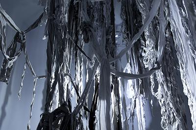 〈滲透〉，2019，純棉布、半棉布、尼龍仿棉布、墨汁、水、透明壓克力箱、、燈球、LED燈泡，自轉馬達、沉水抽水馬達，依場地而定的封面圖