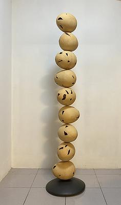 圖138 劉奕堂，〈疊〉，雕塑土、黑色消光釉、色釉，46×46×200cm(含座)，2021