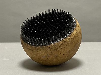 圖91 劉奕堂，〈萌〉，雕塑土、黑色消光釉，23×23×16cm，2019