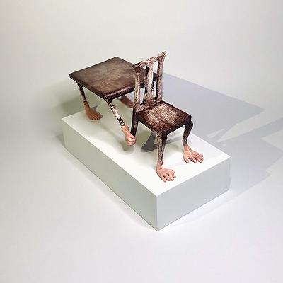 物件與人體相互關係的雕塑創作-3-11跪的封面圖