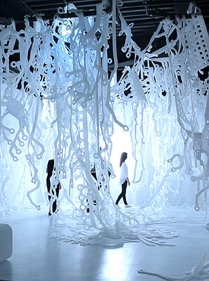 〈神經網路體ll〉作品局部，2016，不織布空氣過濾棉、LED燈、白色壓克力板、白塑膠地板、白木板，660 ×810 ×400 cm。的封面圖