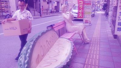 2013 沖繩 開朗的苦瓜名產店老闆娘與眉頭深鎖的花襯衫店員。