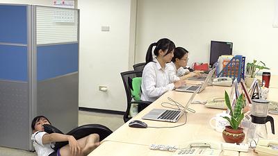 身體座標：當代生活中的身體想像--黃萱創作研究 圖18〈chair〉-3辦公室的封面圖