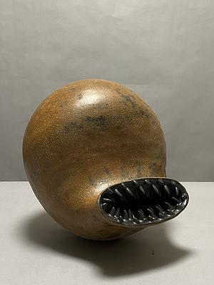 圖146 劉奕堂，〈哈〉，雕塑土、黑色消光釉、墨綠黑斑釉，37×37×46cm，2019的封面圖