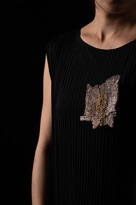 2025_11_Scab_brooch_bark_wearing4-1