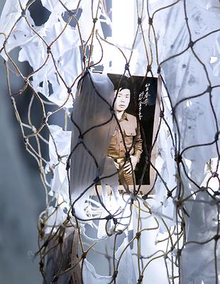 〈流變空間〉，2022，樹酯、漁網、幻燈照片、痱子粉，依場域而定，作品局部-1