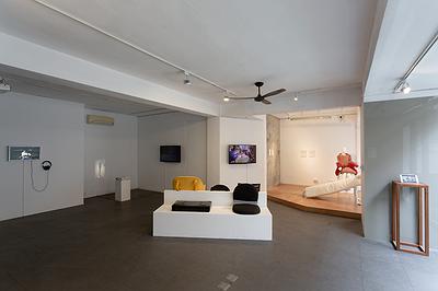 身體座標：當代生活中的身體想像--黃萱創作研究 圖45《兜圈子》展覽的封面圖