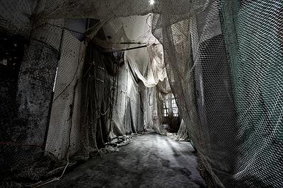 〈迷網之境〉，2018，漁網、繩子、樹酯、Antari ICE-101、ARRI燈，作品局部-3