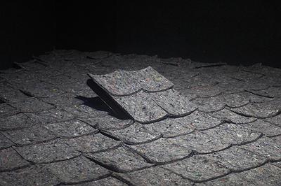 Twilight 2， 吸音海綿、鏡子、影像，2019。