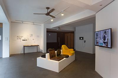 身體座標：當代生活中的身體想像--黃萱創作研究 圖44《兜圈子》展覽的封面圖