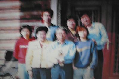 十年後的錯動-全家福合照於新居家屋大門前  苗栗卓蘭