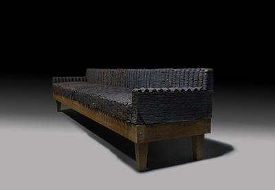 傳統建築元素運用於現代陶藝創作之研究-no.1-2沙發2016 尺寸：203x43x55cm 陶 木材
