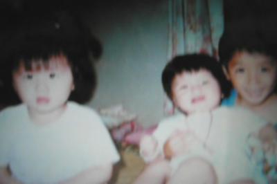 十年後的錯動-我、哥哥、妹妹三人於自家二樓  父母房間合影  苗栗卓蘭