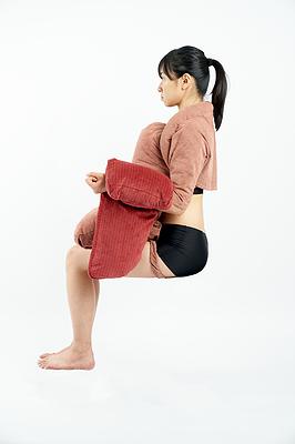 身體座標：當代生活中的身體想像--黃萱創作研究 圖22〈經典紅扶手沙發〉-2