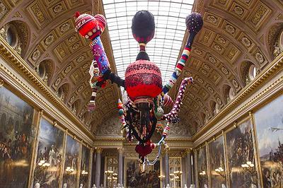 喬安娜瓦斯康塞洛斯，女武神的飛行，布料，填充，毛線等，法國凡爾賽宮，2012，畫面擷取自其個人網站的封面圖