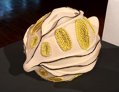 與植物對話 — 魏金蕊陶藝創作論述-《記載生命的痕軌跡》側面展出效果。