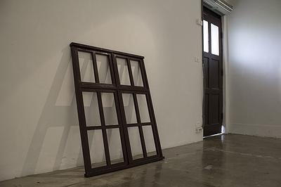 多線創作的首拍：陳昱廷創作研究 50 陳昱廷，〈窗外：這裡原本有扇窗〉，錄像、木頭，12分30秒無限循環、93x120公分，2021。木頭1