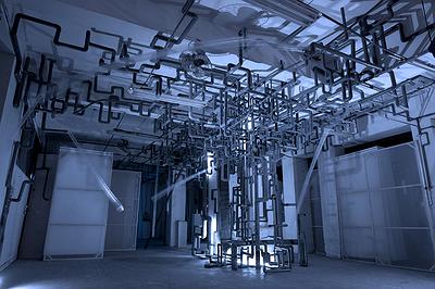 〈向限之間〉，2017，水管、塑膠管袋、空氣動力裝置、LED燈，依場域而定。-1的封面圖