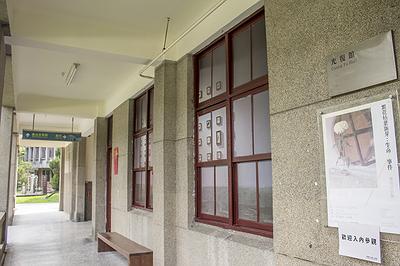 多線創作的首拍：陳昱廷創作研究 47 陳昱廷，〈窗內：這裡原本有扇窗〉，PVC，58x31公分(共24面)，2021。2