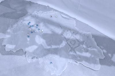 〈流變空間〉，2022，樹酯、彈珠、痱子粉、Antari ICE-101，依場域而定，作品局部