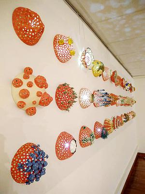與植物對話 — 魏金蕊陶藝創作論述-《生機盎然》左側牆上立面展出效果。