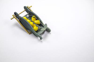 潛藏下的觸動 ― 張綺芳當代首飾創作論述-10.音訊工具箱扣鎖的封面圖