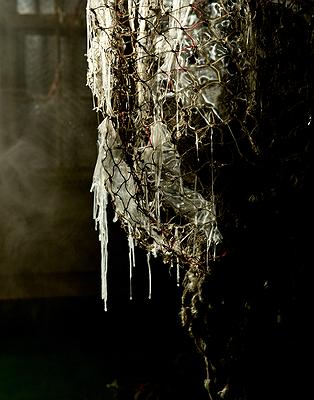 〈迷網之境〉，2018，漁網、繩子、樹酯、Antari ICE-101、ARRI燈，作品局部-6