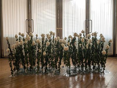 多線創作的首拍：陳昱廷創作研究 43 陳昱廷，〈無根〉，白菊花、鋼釘、環氧樹脂，依場域而定，2020。1