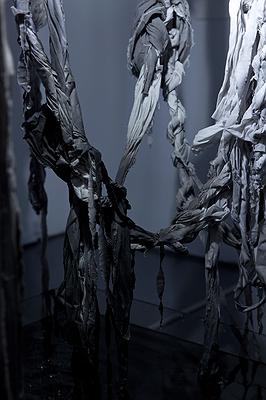 〈滲透〉，2019。純棉布、半棉布、尼龍仿棉布、墨汁、水、水管、透明壓克力箱、燈球、LED燈泡，自轉馬達、抽水馬達，依場地而定，作品局部