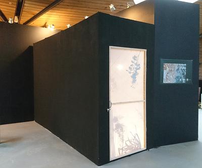 多線創作的首拍：陳昱廷創作研究 55 陳昱廷，〈陽台〉，燈、光、影、暗、人造植物、木材，134x360x244cm，2018。1