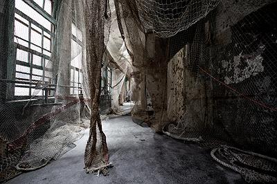 〈迷網之境〉，2018，漁網、繩子、樹酯、Antari ICE-101、ARRI燈，作品局部-4