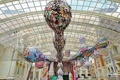 喬安娜瓦斯康塞洛斯，女武神裝置藝術，澳門美高梅MGM廣場飯店廣場，2015，畫面擷取自其個人網站